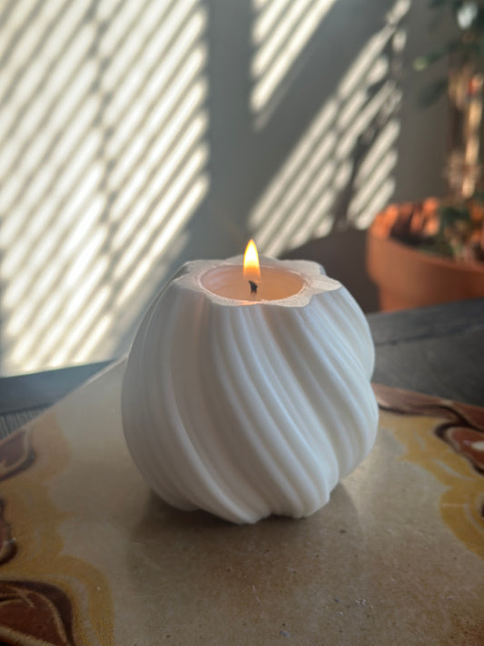 Casadh Shaped Candle
